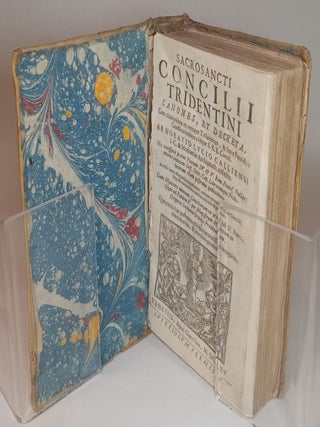 Sacrosancti Concilii Tridentini Canones, et descreta. Cum citationibus ex vrroque Testamento, & Iuris Pontifici, Constitutionibus alisque S. R. E. Concil. Ab Horatio Lucio Calliensi I. C. & Modoetiae Archipresb. Collectis. His novissime praeter Piorum IV. & V. Rom. Pontif. Rullasi necnon Indicem Sess. Decor. Cap. Librorumque Prohibitorum illum postremo publicatum; Accessit aurea Margarita materarium, omnes gemmas in ipsius Concili singulis contextibus abditis copiose depormens.