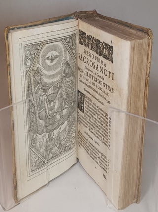 Sacrosancti Concilii Tridentini Canones, et descreta. Cum citationibus ex vrroque Testamento, & Iuris Pontifici, Constitutionibus alisque S. R. E. Concil. Ab Horatio Lucio Calliensi I. C. & Modoetiae Archipresb. Collectis. His novissime praeter Piorum IV. & V. Rom. Pontif. Rullasi necnon Indicem Sess. Decor. Cap. Librorumque Prohibitorum illum postremo publicatum; Accessit aurea Margarita materarium, omnes gemmas in ipsius Concili singulis contextibus abditis copiose depormens.